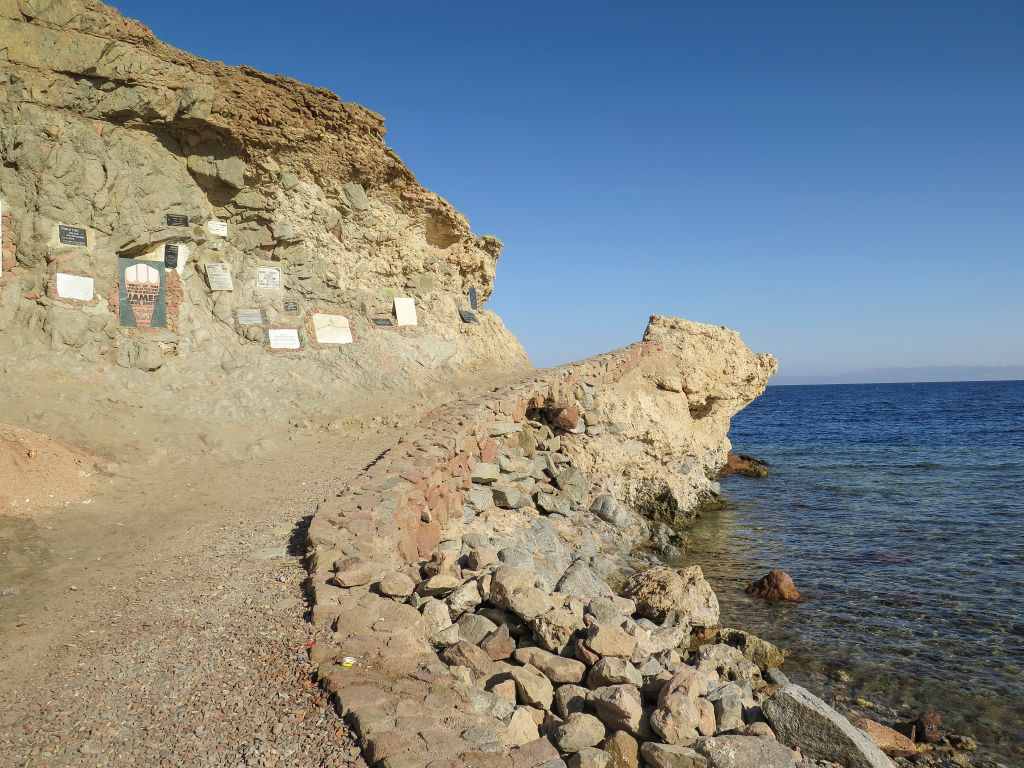 Memorial stones for diving accidents, gravestones at the Blue Hole diving site